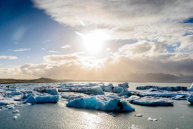 Icebergs flottant dans le lagon du glacier Jokulsalon en Islande. par Sjoerd van der Wal Photographie