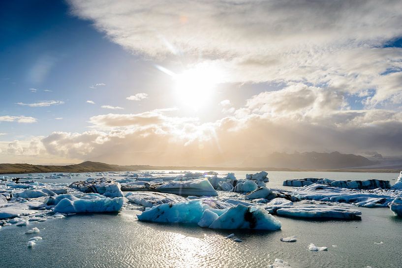 IJsbergen drijvend in de lagune van de gletsjer Jokulsalon in IJsland van Sjoerd van der Wal Fotografie