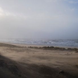 Storm Eunice on the beach by Tim als fotograaf