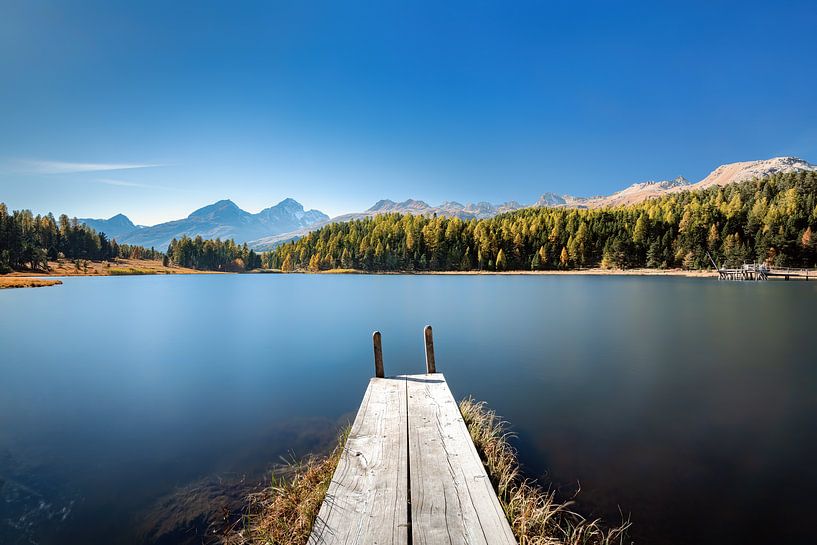 Loopbrug over het meer in het Engadin in Zwitserland. van Voss fotografie
