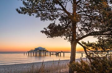 Zonsopgang bij het theehuis in Timmendorfer Strand van Ursula Reins