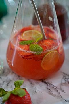 Strawberry Lemon Mint Sparkling Wine Punch in een fles