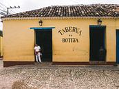 Cubaanse kok in de deuropening van zijn restaurant in Trinidad de Cuba van Michiel Dros thumbnail