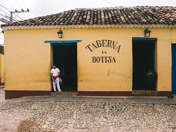 Un cuisinier cubain dans l'entrée de son restaurant à Trinidad de Cuba sur Michiel Dros