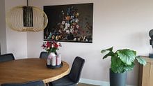 Photo de nos clients: Nature morte avec panier de fruits, vase avec fleurs et coquillages, Balthasar van der Ast (vu chez , sur toile