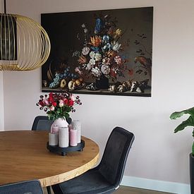 Photo de nos clients: Nature morte avec panier de fruits, vase avec fleurs et coquillages, Balthasar van der Ast (vu chez , sur toile