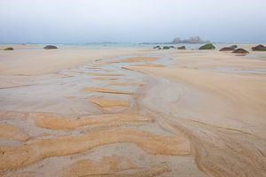 Strand im Nebel beim Dorf Kerfissien, Bretagne