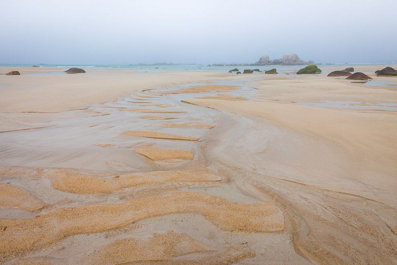 Strand im Nebel beim Dorf Kerfissien, Bretagne von Christian Müringer