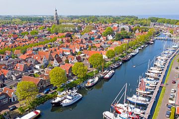 Luchtfoto van de haven en het stadje Enkhuizen in Nederland van Eye on You