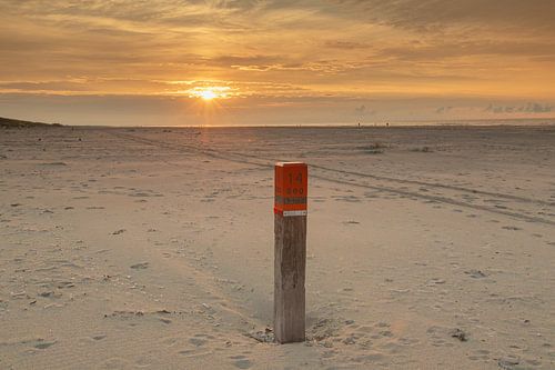 strand van Ameland, zonsondergang, strandpaal, strand , zee en duinen