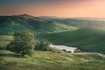 Klein meer in de heuvels van de Crete Senesi bij zonsondergang. Toscane, van Stefano Orazzini