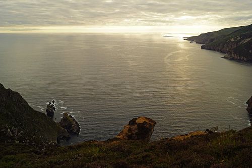 zonsondergang bij de kliffen van Slieve League in Ierland
