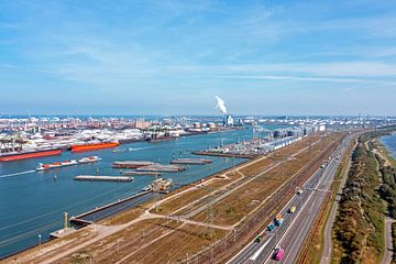 Luchtfoto van industrie in de Rotterdamse haven op de Maasvlakte in Nederland van Eye on You