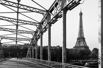 Eiffelturm-Brücke Paris in schwarz-weiß