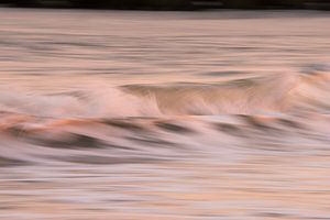 L'eau en mouvement (plan d'une vague sautant au bord de la mer)