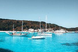 Azure blue sea with boats by Hilde Landhuis