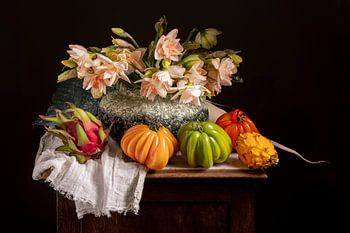 Narzissen, Coeur de Boef-Tomaten und gelbe und rote Pitahaya