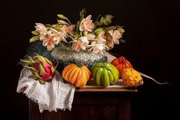 Narzissen, Coeur de Boef-Tomaten und gelbe und rote Pitahaya von Willy Sengers