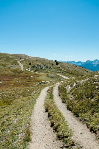 Straße über einen Berg mit blauem Himmel