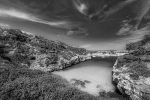 Baai aan zee op het eiland Mallorca. Zwart-wit beeld. van Manfred Voss, Schwarz-weiss Fotografie