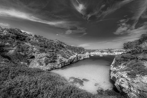 Baai aan zee op het eiland Mallorca. Zwart-wit beeld.