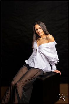 Sitzendes Mädchen mit weißem Hemd