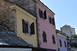 Maisons aux couleurs pastel à Mostar 2 sur Erik Buitenhuis