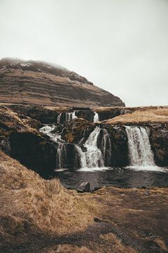 Kirkjufellsfoss Waterval in IJsland van Timewall by Fay