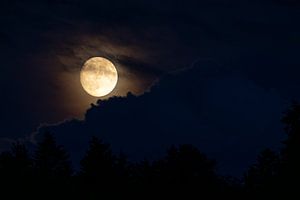 Lune derrière les nuages