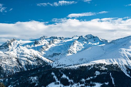 Uitzicht over het skigebied van Andermatt naar de Zwitserse bergen