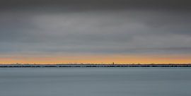 Skyline mit Meer und dunklen Wolken von Mia Art and Photography