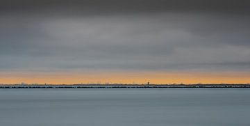 Landschap van een skyline met zee en donkere wolken van Mia Art and Photography