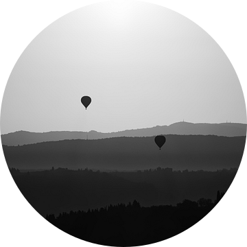 Ballonvaart in de vroege ochtend in Toscane bij tegenlicht van John Trap