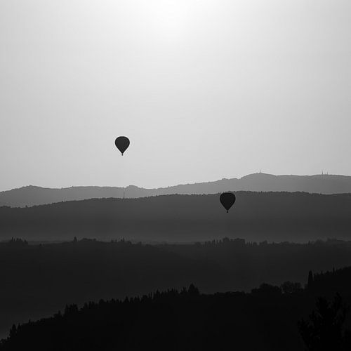 Ballonfahrt am frühen Morgen in der Toskana bei Gegenlicht