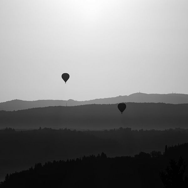 Ballonvaart in de vroege ochtend in Toscane bij tegenlicht van John Trap