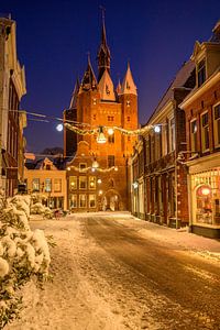 Zwolle Sassenpoort, das alte Stadttor an einem kalten Winterabend mit Schnee
