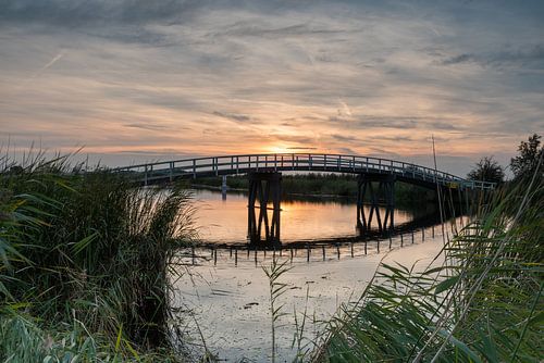 Zijdebrug kort na zonsondergang in de Alblasserwaard