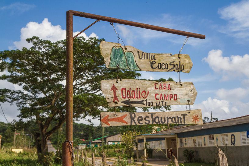Wegwijzers in Vinales van Rob Altena