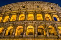 Das große römische Kolosseum und seine Bögen nachts in Rom - Italien von Castro Sanderson Miniaturansicht