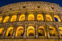 Das große römische Kolosseum und seine Bögen nachts in Rom - Italien