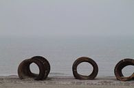 Roestig metaal aan een rustige zee von Marit Visser Miniaturansicht