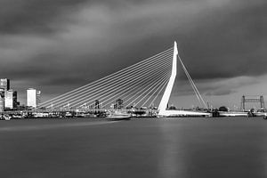 De mooie en indrukwekkende skyline van Rotterdam in zwart-wit