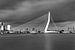 Die schöne und beeindruckende Skyline von Rotterdam in schwarz-weiß von Miranda van Hulst