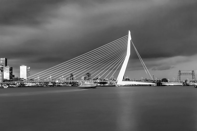 La belle et impressionnante ligne d'horizon de Rotterdam en noir et blanc par Miranda van Hulst