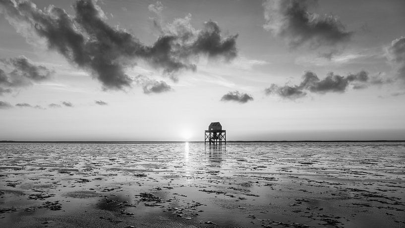 Zonsondergang op de Engelsmanplaat een zandplaat in de Waddenzee in zwart wit van Marga Vroom