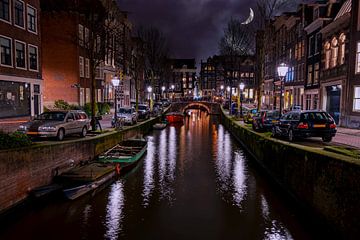 Stadsbeeld van Amsterdam bij nacht in Nederland van Eye on You