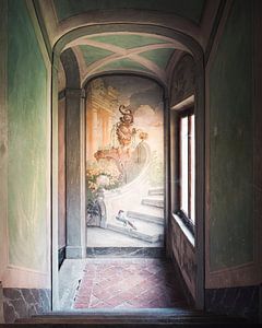 Schmale verlassene Treppe mit Fresko.