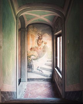 Smalle Verlaten Trap met Fresco. van Roman Robroek - Foto's van Verlaten Gebouwen