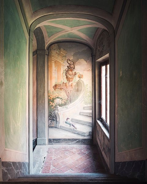 Schmale verlassene Treppe mit Fresko. von Roman Robroek – Fotos verlassener Gebäude