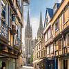 Rue Kéréon mit Kathedrale Saint-Corentin, Quimper, Frankreich von Christian Müringer